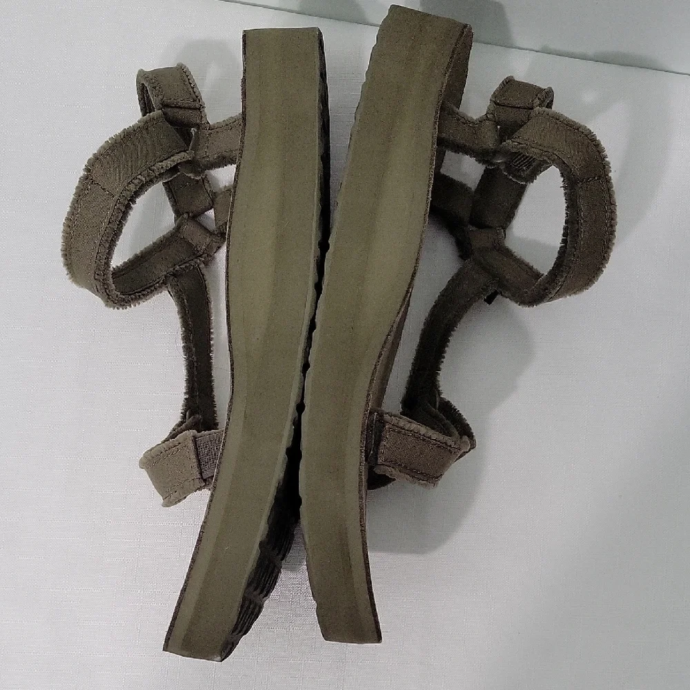 Teva casual tan